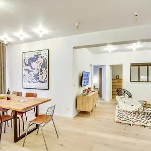 & Stylish Renovated Parisian / 6-8 Guests , Paris France